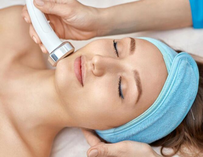 Gadis itu dibuat untuk membetulkan bujur muka