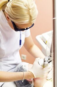 Seorang doktor melakukan prosedur photothermolysis