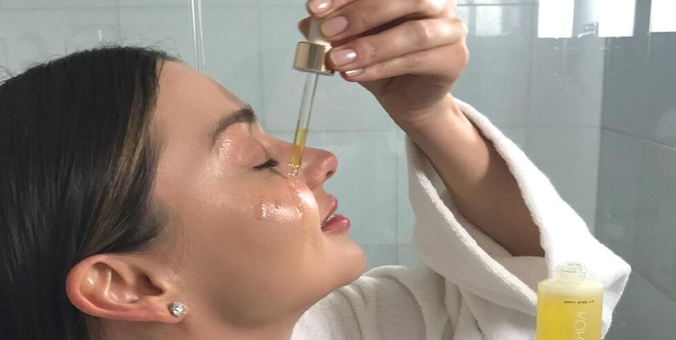 Menggunakan minyak untuk peremajaan wajah