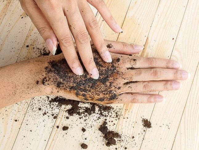 Mengupas tangan dengan garam dan kopi